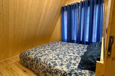 کلبه سوئیسی مبله دوخواب آبی در پل سفید