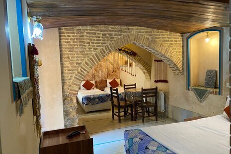 اتاق 5 نفره شاه نشین در اقامتگاه سنتی شیراز