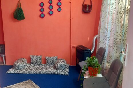 اتاق بهارنارنج در اقامتگاه بومگردی شیراز