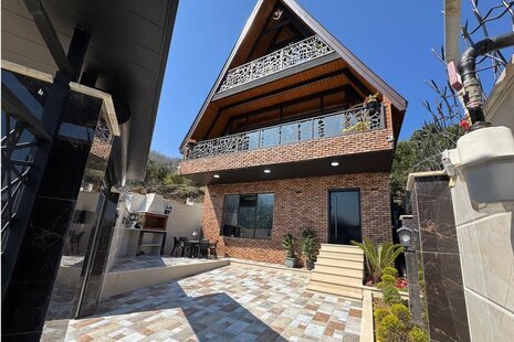 کلبه سوئیسی تریپلکس دوخواب استخردار جنگلی رزا در رامسر