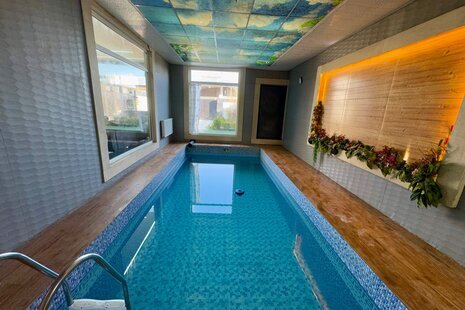 ویلا استخردار آبگرم سرپوشیده دوخواب لیلیوم در چهارباغ