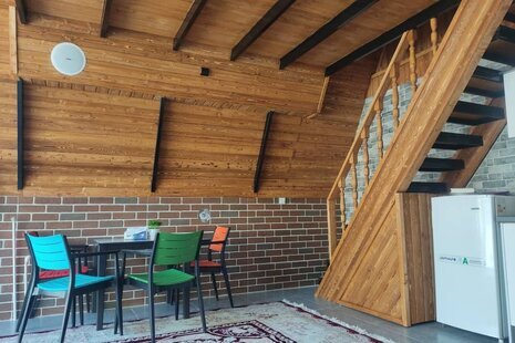 کلبه سوئیسی دوبلکس تکخواب ارغوان جکوزی دار در پل سفید