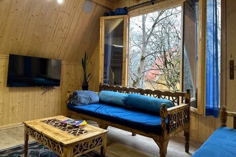 کلبه سوئیسی مبله دوخواب آبی در پل سفید