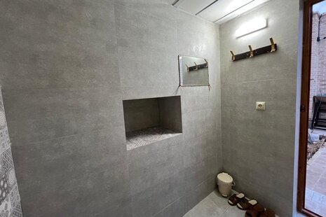 اتاق سنتی ایوان در اقامتگاه بومگردی شاهین شهر و میمه