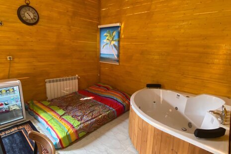 سوئیت چوبی جکوزی دار یاس در مجموعه اقامتی خمام