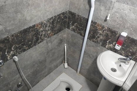 اتاق 102 چهار تخت در مسافرخانه قم