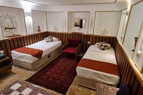 اتاق فرشچیان در اقامتگاه بومگردی اصفهان