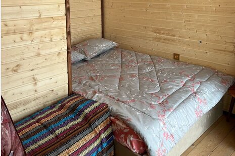 کلبه سوئیسی چوبی تکخواب ساحلی ایاز در بندرانزلی