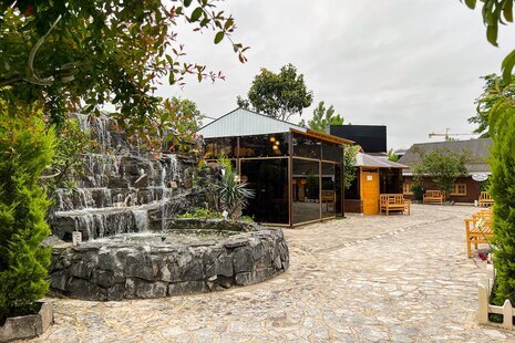 سوئیت چوبی آفتابگرادان در مجموعه اقامتی خمام