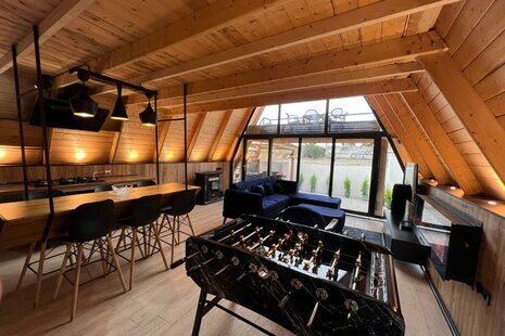 کلبه سوئیسی دوبلکس ساحلی ٱلا در نور