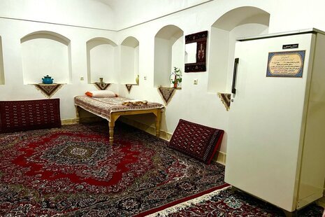 اتاق سنتی ایوان در اقامتگاه بومگردی شاهین شهر و میمه