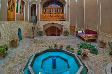 اتاق 3 تخته شهرود در اقامتگاه بومگردی در کاشان