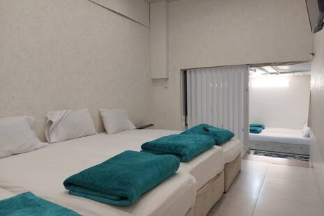 سوئیت(6نفره) زیرهمکف مسافرخانه در مشهد