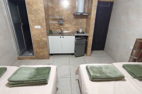 اتاق 104 چهار تخت در مسافرخانه قم