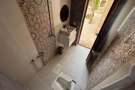 اتاق ایوان در اقامتگاه بومگردی میمه