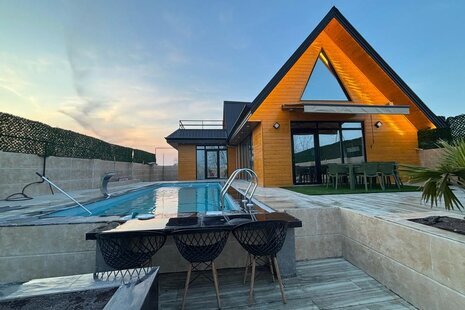 کلبه سوئیسی مبله دوبلکس استخردار سه خواب در لاهیجان