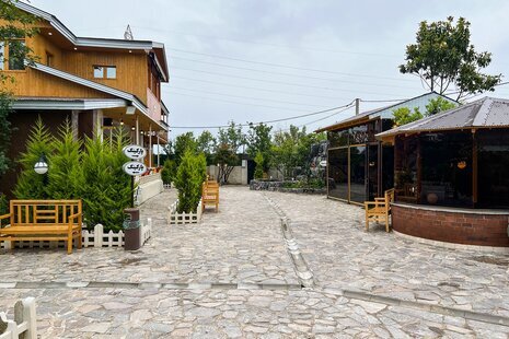 سوئیت چوبی جکوزی دار یاس در مجموعه اقامتی خمام