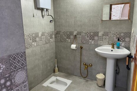 اتاق سنتی ایوان در اقامتگاه بومگردی شاهین شهر و میمه