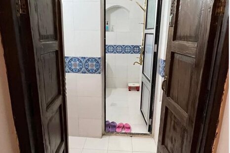 اتاق سنتی پنج دری در اقامتگاه بومگردی شاهین شهر و میمه