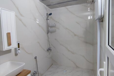 کلبه سوئیسی تک خواب آبشار بیشه در خرم آباد