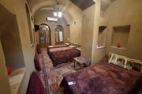 اتاق  نارتین در اقامتگاه بومگردی تفت
