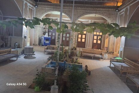 اتاق اقامتگاه بومگردی 2 نفره فروغ فرخزاد در یزد