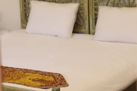 اتاق بالکن دار در عمارت بومگردی شیراز