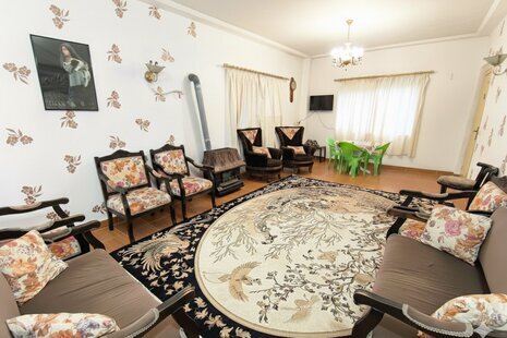 واحد نیکوکار در طبقه اول باغ ویلا چالوس