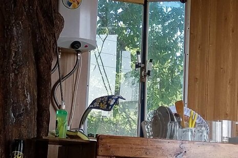 کلبه درختی 20 متری در نور