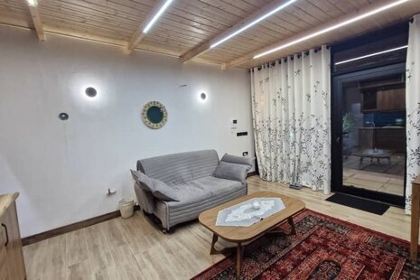 کلبه سوئیسی دوبلکس جکوزی دار  مبله دوخواب ارغوان در تنکابن
