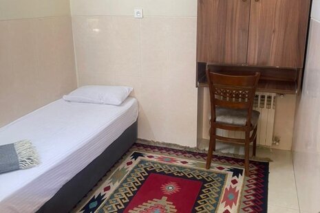 اتاق یک نفره با سرویس فرنگی در هتل تهران