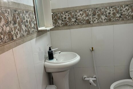 اتاق شاهنشین در اقامتگاه بومگردی شیراز