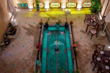 اتاق استاد ارحام صدر در اقامتگاه بومگردی اصفهان