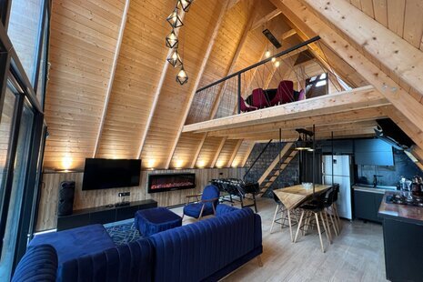 کلبه سوئیسی دوبلکس ساحلی ٱلا در نور