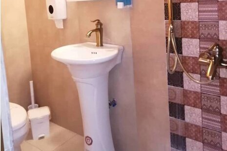 اتاق تک نفره نارنج در اقامتگاه بومگردی شیراز