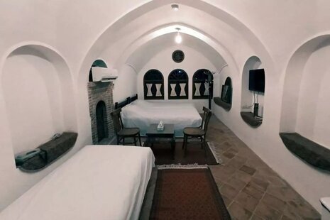 اتاق سنتی سه تخته بالا خانه در بوم گردی کاشان