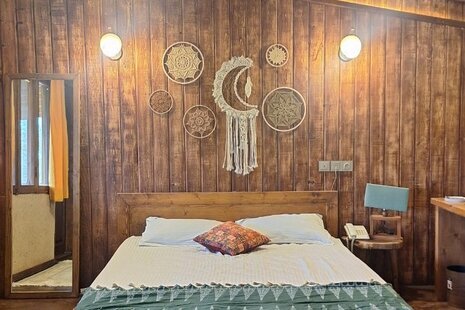 واحد صنوبر جکوزی دار در اقامتگاه بومگردی تنکابن