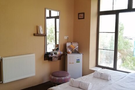 اتاق 2 نفره فروغ فرخزاد در اقامتگاه بومگردی در شیراز