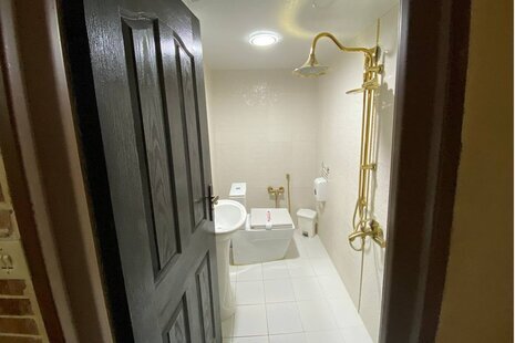 اتاق 5 نفره شاه نشین در اقامتگاه سنتی شیراز