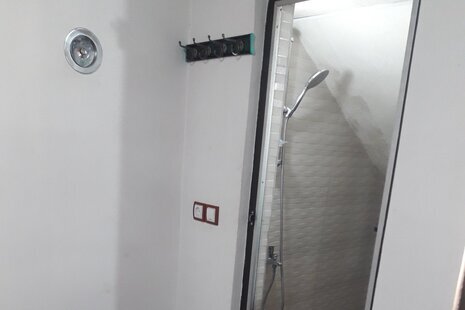 واحد تکخواب مبله در طبقه همکف ویلا زیر آب