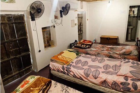 اتاق گل محمدی در بومگری بندر لافت