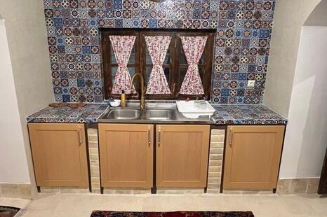 اتاق سنتی پنج دری در اقامتگاه بومگردی شاهین شهر و میمه