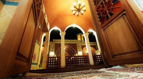 اتاق کرشاهی در اقامتگاه بومگردی کاشان