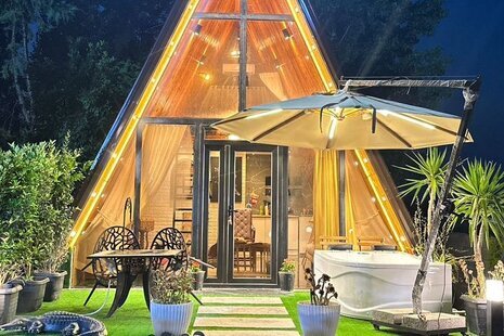 کلبه سوئیسی تکخواب در نور