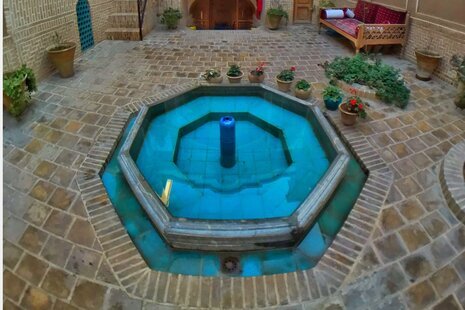 اتاق 5 تخته شورانگیز در اقامتگاه بومگردی در کاشان