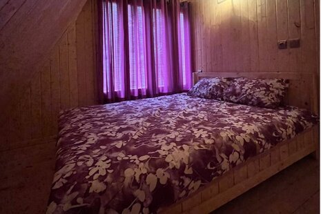 کلبه سوئیسی مبله دوخواب بنفش در پل سفید