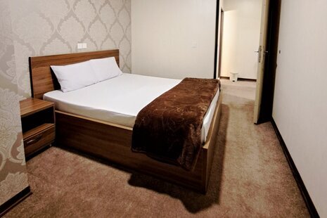 واحد تکخواب 4 نفره در هتل آپارتمان صومعه سرا