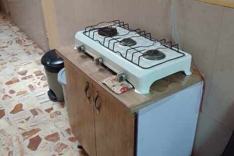 اتاق 8 در مسافرخانه در همدان