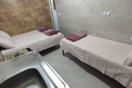 اتاق 204 سه تخت در مسافرخانه قم