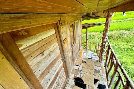 کلبه چوبی در طبیعت بکر لفور